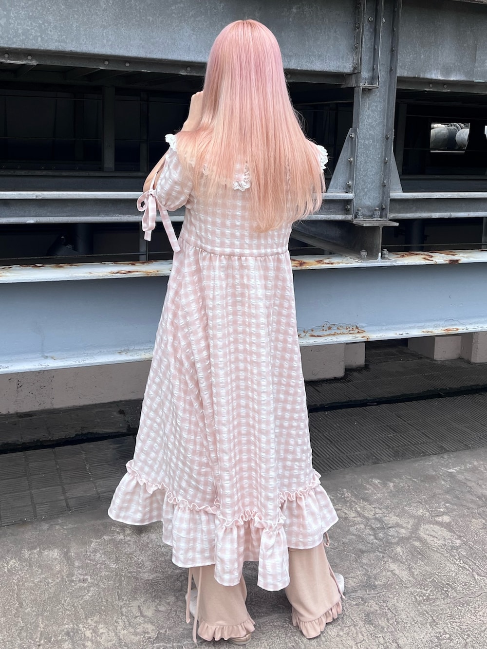 ピンク系のワンピース、ピンク系のスウェットパンツ、ゴールド系のバレエシューズを着用したレディースの春コーディネートの3枚目の写真