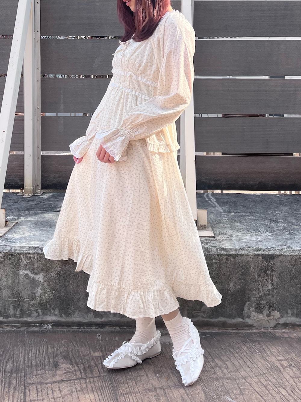 ベージュ系のワンピース、ホワイト系のバレエシューズを着用したレディースの冬コーディネートの3枚目の写真