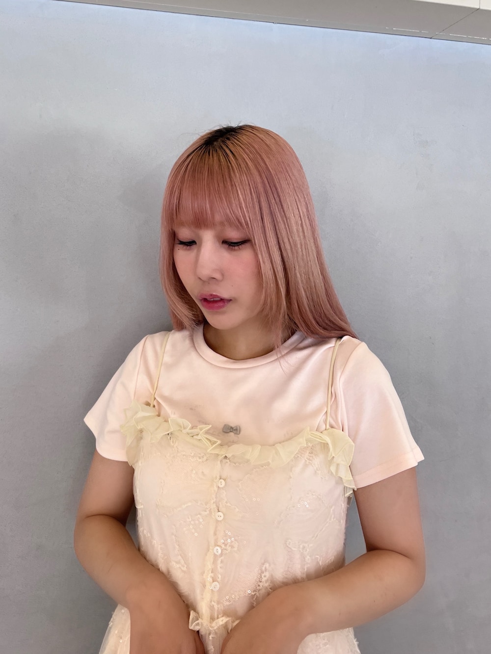 ホワイト系のワンピース、ピンク系のTシャツ/カットソー、グレー系のスウェットパンツを着用したレディースの夏コーディネートの4枚目の写真