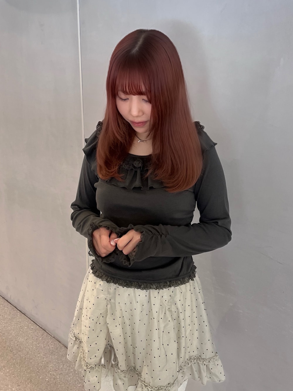 グレー系のTシャツ/カットソー、グレー系のスカート、ホワイト系のその他パンツを着用したレディースの冬コーディネートの5枚目の写真