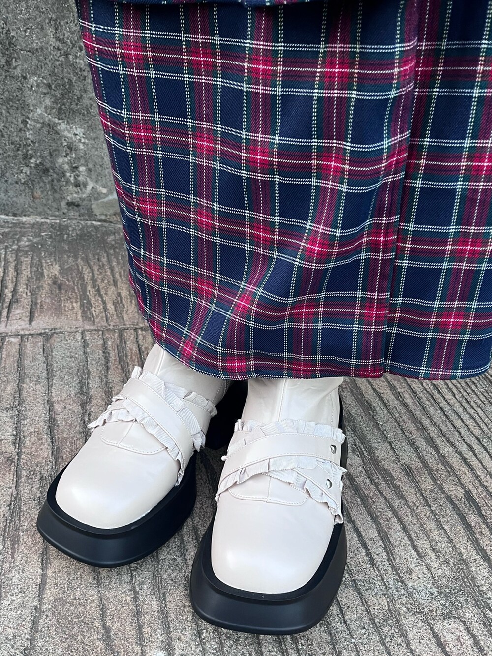 ホワイト系のニット/セーター、シルバー系のハンドバッグ、ブルー系のスカートを着用したレディースの秋コーディネートの8枚目の写真