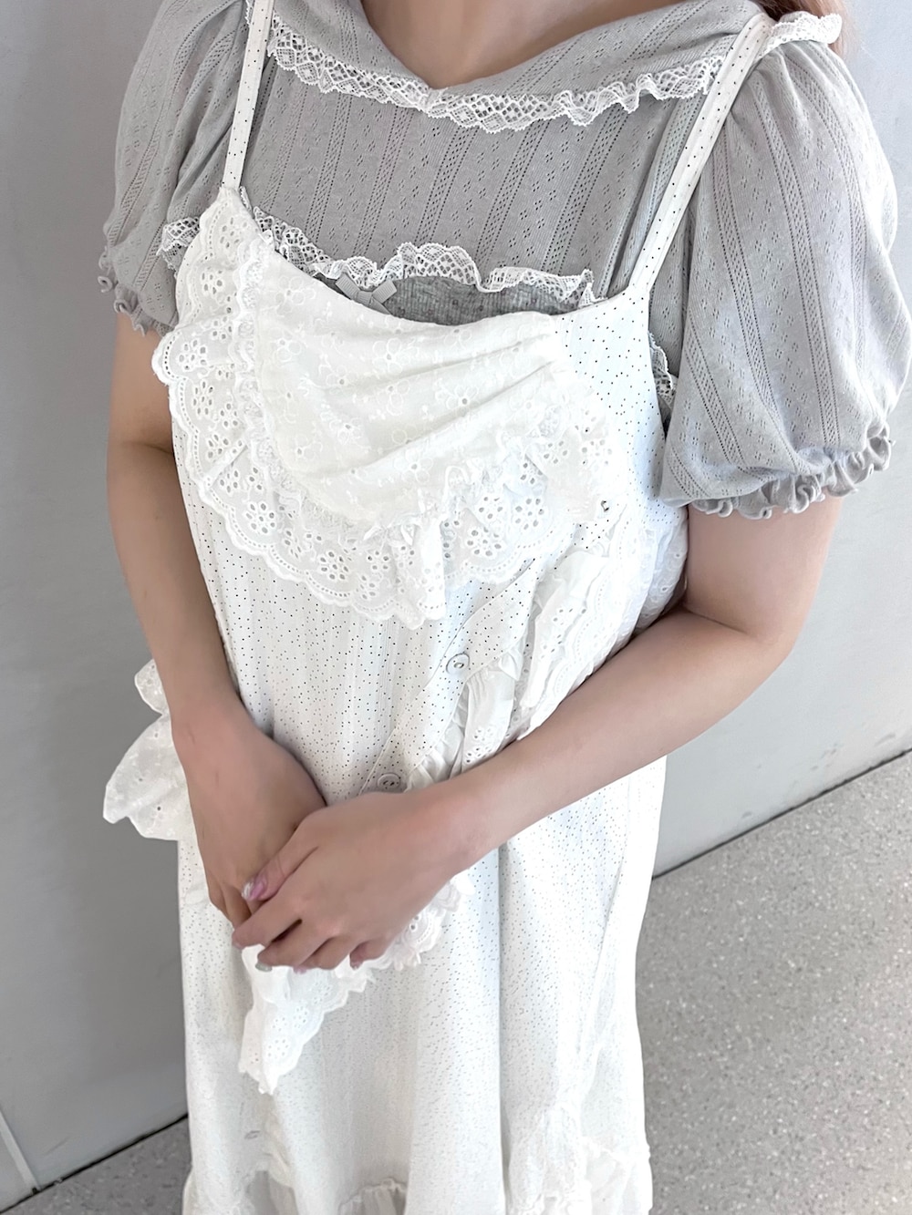 ホワイト系のワンピース、グレー系のTシャツ/カットソー、ホワイト系のサンダルを着用したレディースの夏コーディネートの5枚目の写真