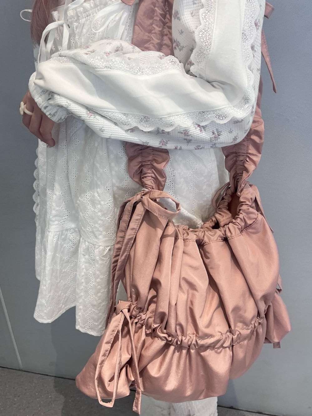 ピンク系のジャージ、ホワイト系のキャミソール、ピンク系のトートバッグを着用したレディースの春コーディネートの8枚目の写真