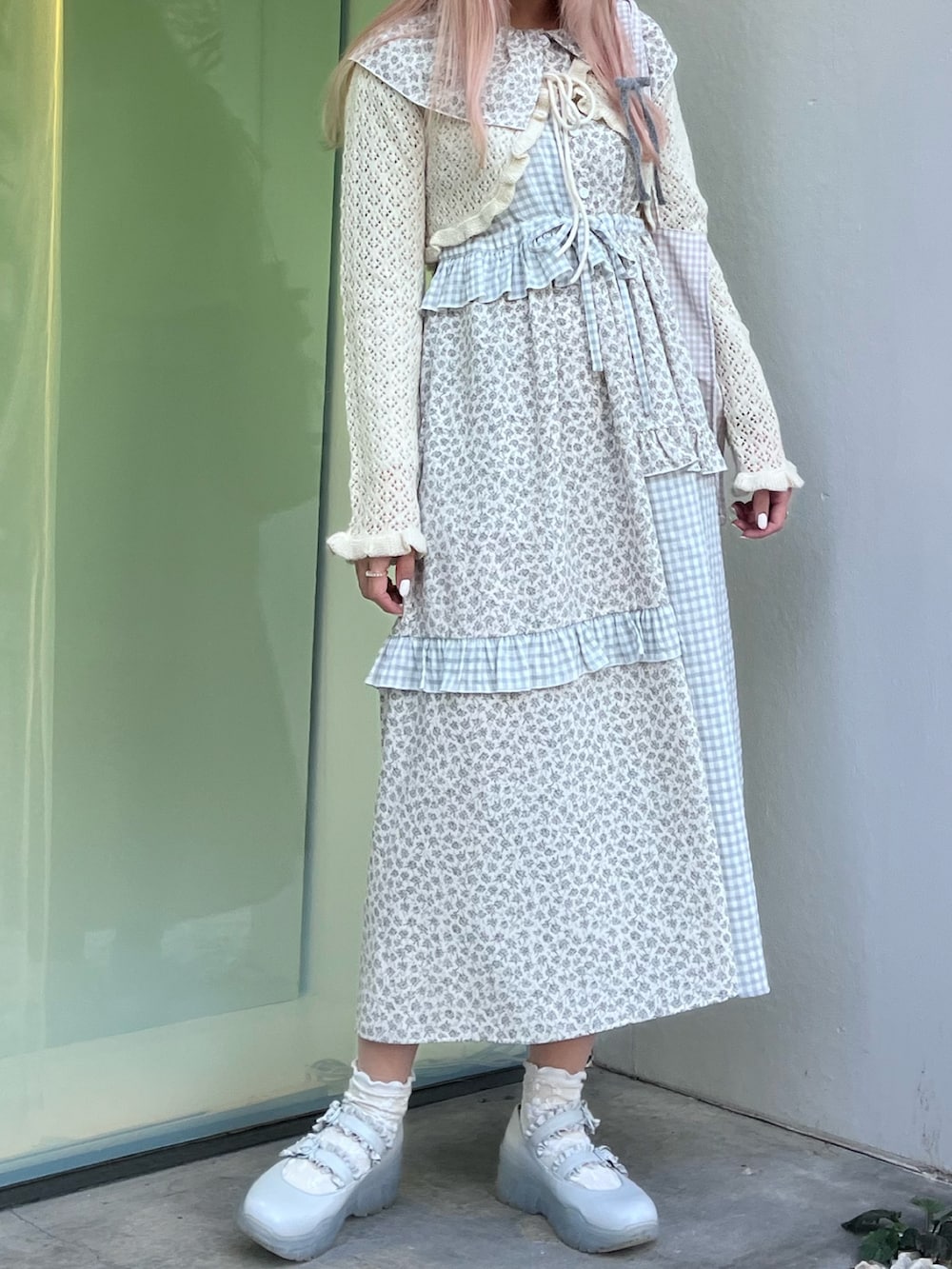 ホワイト系のカーディガン/ボレロ、ブルー系のスニーカー、ブルー系のワンピースを着用したレディースの春コーディネートの2枚目の写真