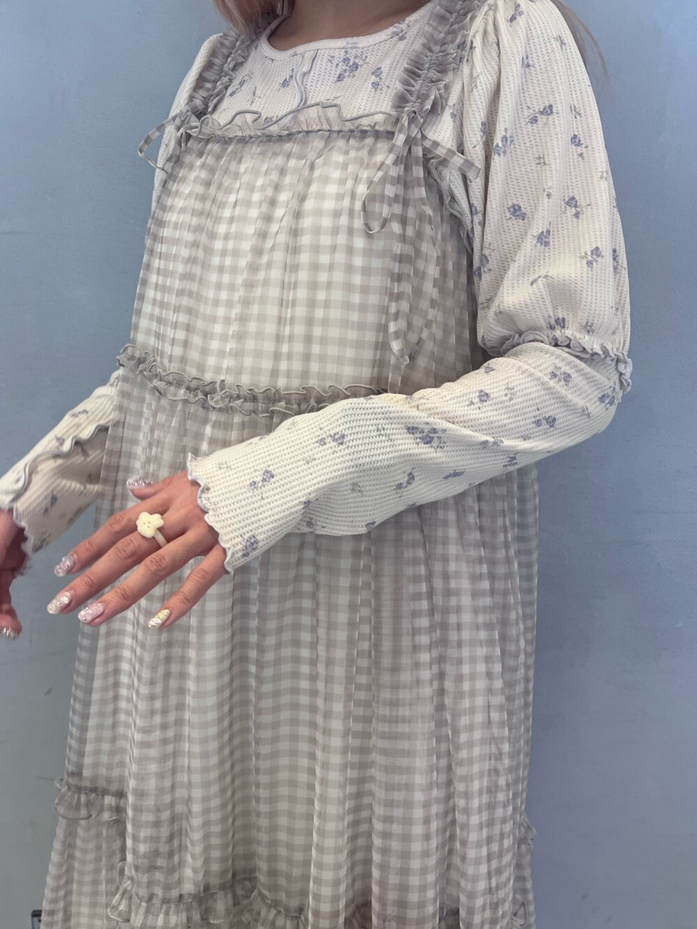 ピンク系のブルゾン、グレー系のワンピース、ホワイト系のその他パンツを着用したレディースの春コーディネートの9枚目の写真