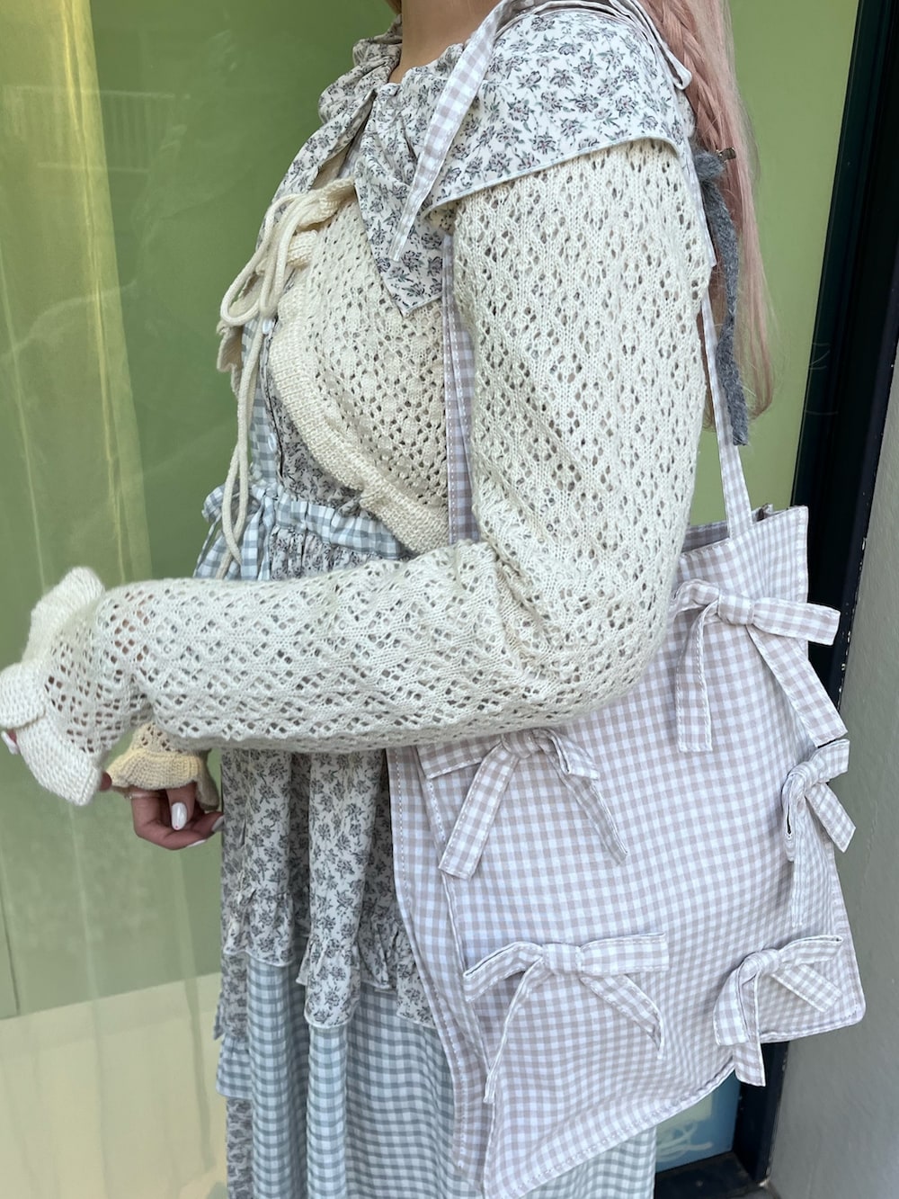 ホワイト系のカーディガン/ボレロ、ブルー系のスニーカー、ブルー系のワンピースを着用したレディースの春コーディネートの8枚目の写真