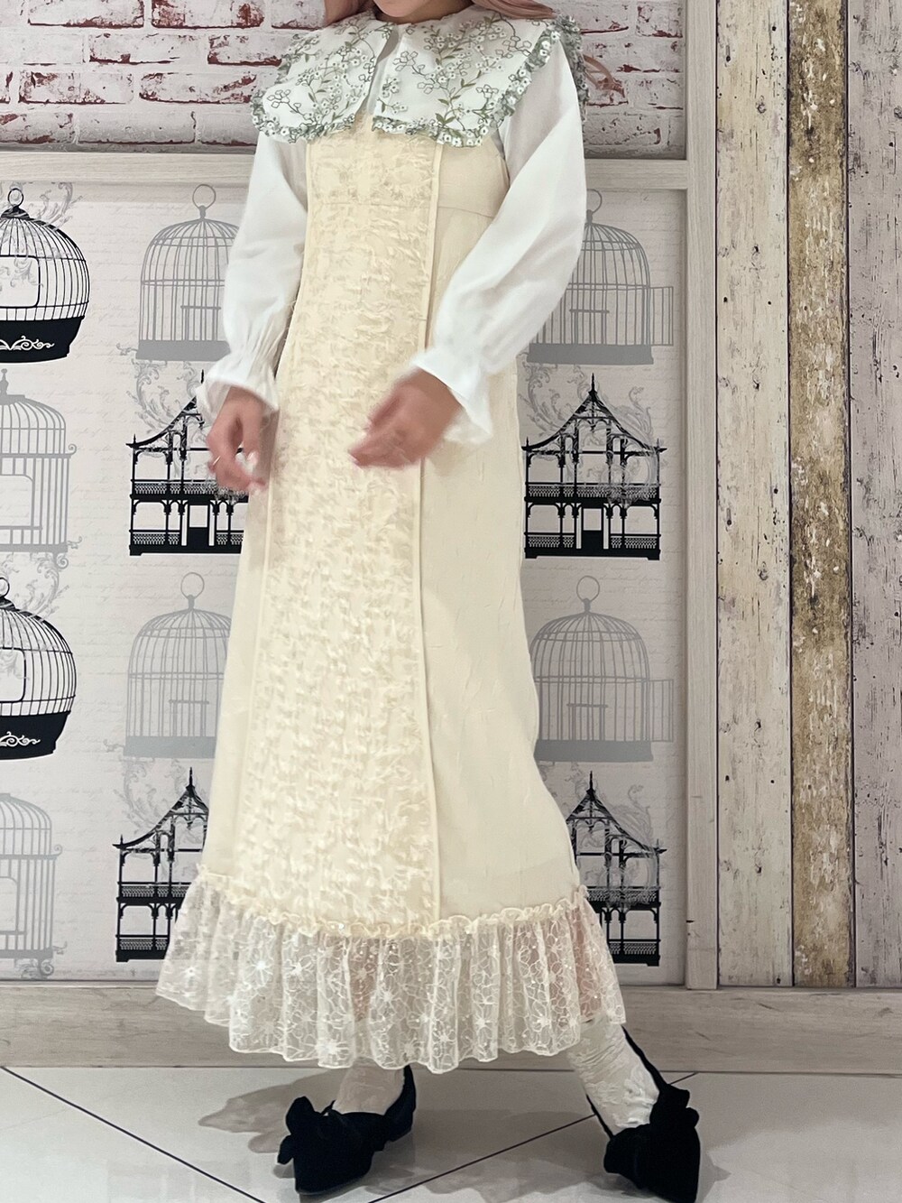 ホワイト系のシャツ/ブラウス、ホワイト系のワンピース、ブラック系のパンプスを着用したレディースの冬コーディネートの2枚目の写真