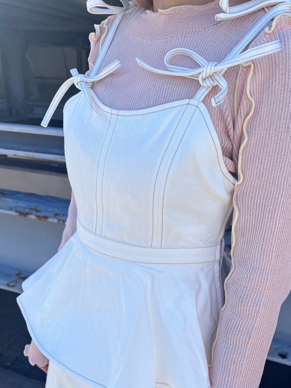 ピンク系のTシャツ/カットソー、ホワイト系のワンピース、ホワイト系のスニーカーを着用したレディースの冬コーディネートの6枚目の写真