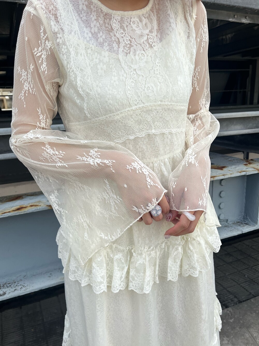 ホワイト系のワンピース、ホワイト系のサンダルを着用したレディースの夏コーディネートの5枚目の写真