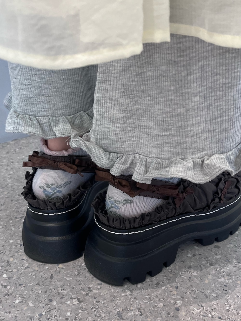 ブラック系のチュニック、グレー系のTシャツ/カットソー、グレー系のスウェットパンツを着用したレディースの夏コーディネートの10枚目の写真