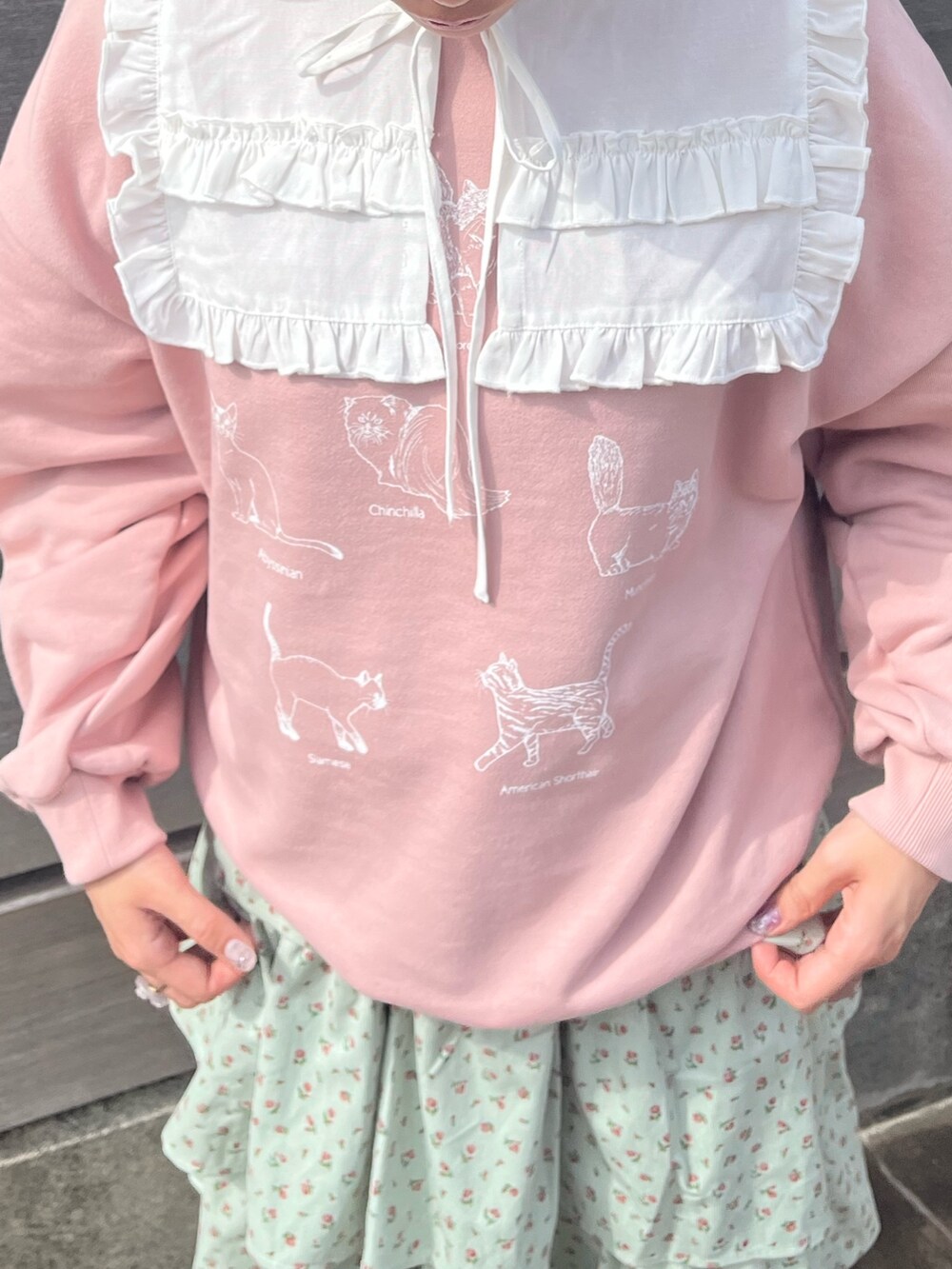 ホワイト系のシャツ/ブラウス、ピンク系のスウェット、グリーン系のジャンパースカートを着用したレディースの秋コーディネートの6枚目の写真