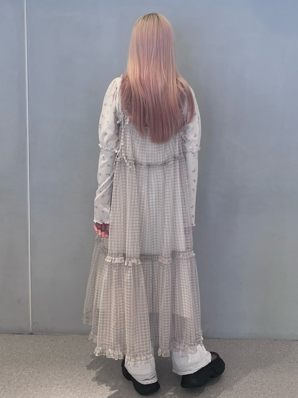 ピンク系のブルゾン、グレー系のワンピース、ホワイト系のその他パンツを着用したレディースの春コーディネートの7枚目の写真