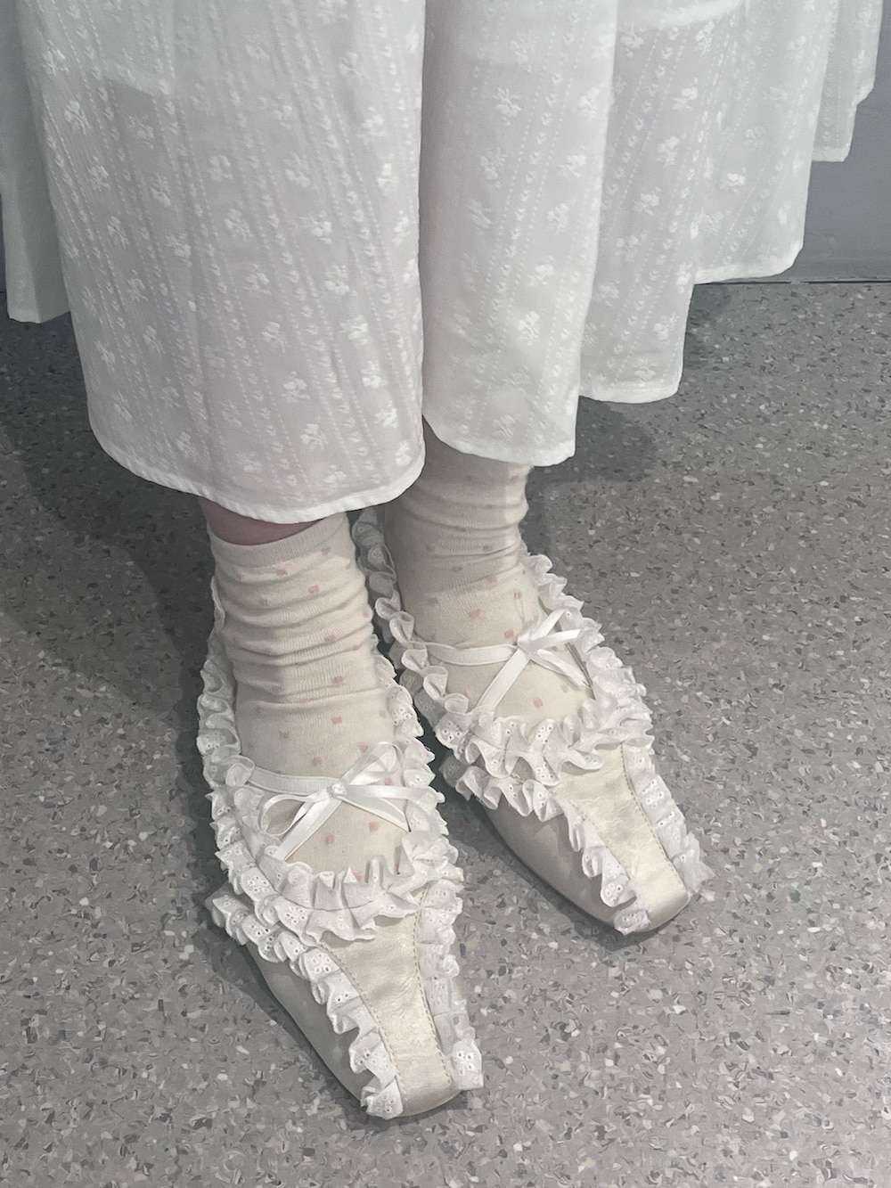 ホワイト系のスカート、ホワイト系のバレエシューズ、ブルー系のショルダーバッグを着用したレディースの春コーディネートの9枚目の写真