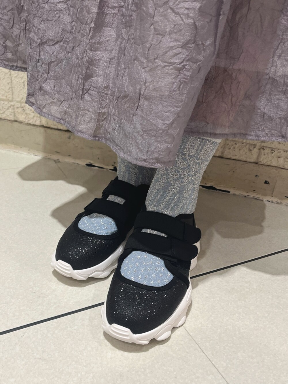 ホワイト系のシャツ/ブラウス、グレー系のワンピース、ブラック系のスニーカーを着用したレディースの春コーディネートの5枚目の写真