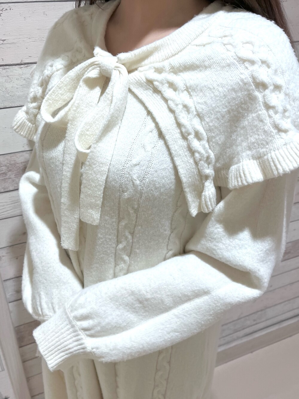 ホワイト系のワンピース、ホワイト系のローファーを着用したレディースの冬コーディネートの6枚目の写真