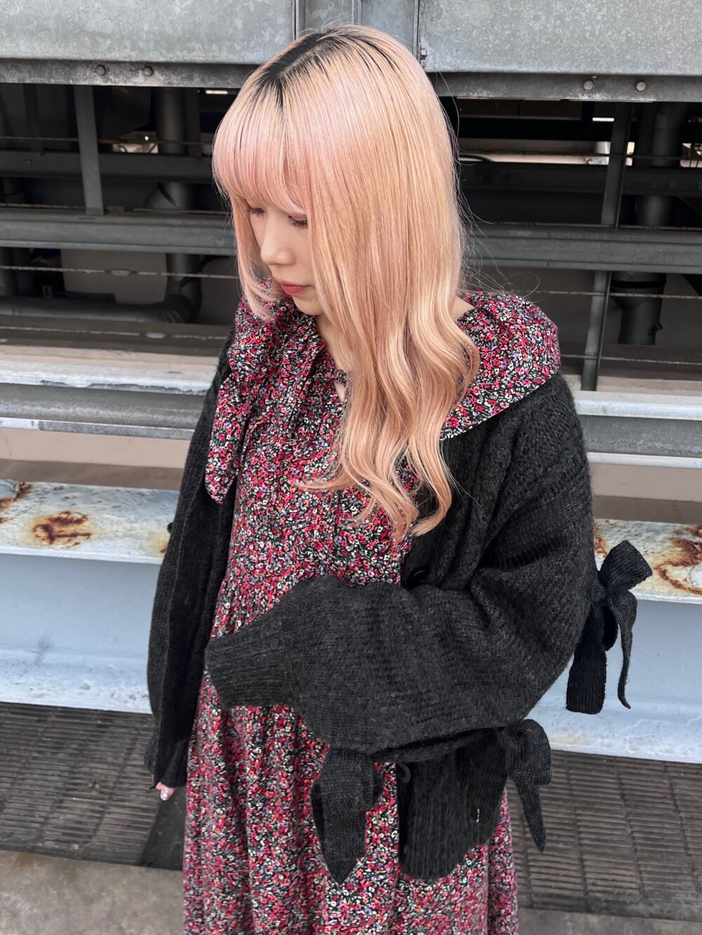 ブラック系のカーディガン/ボレロ、ピンク系のワンピース、ブラウン系のブーツを着用したレディースの秋コーディネートの6枚目の写真