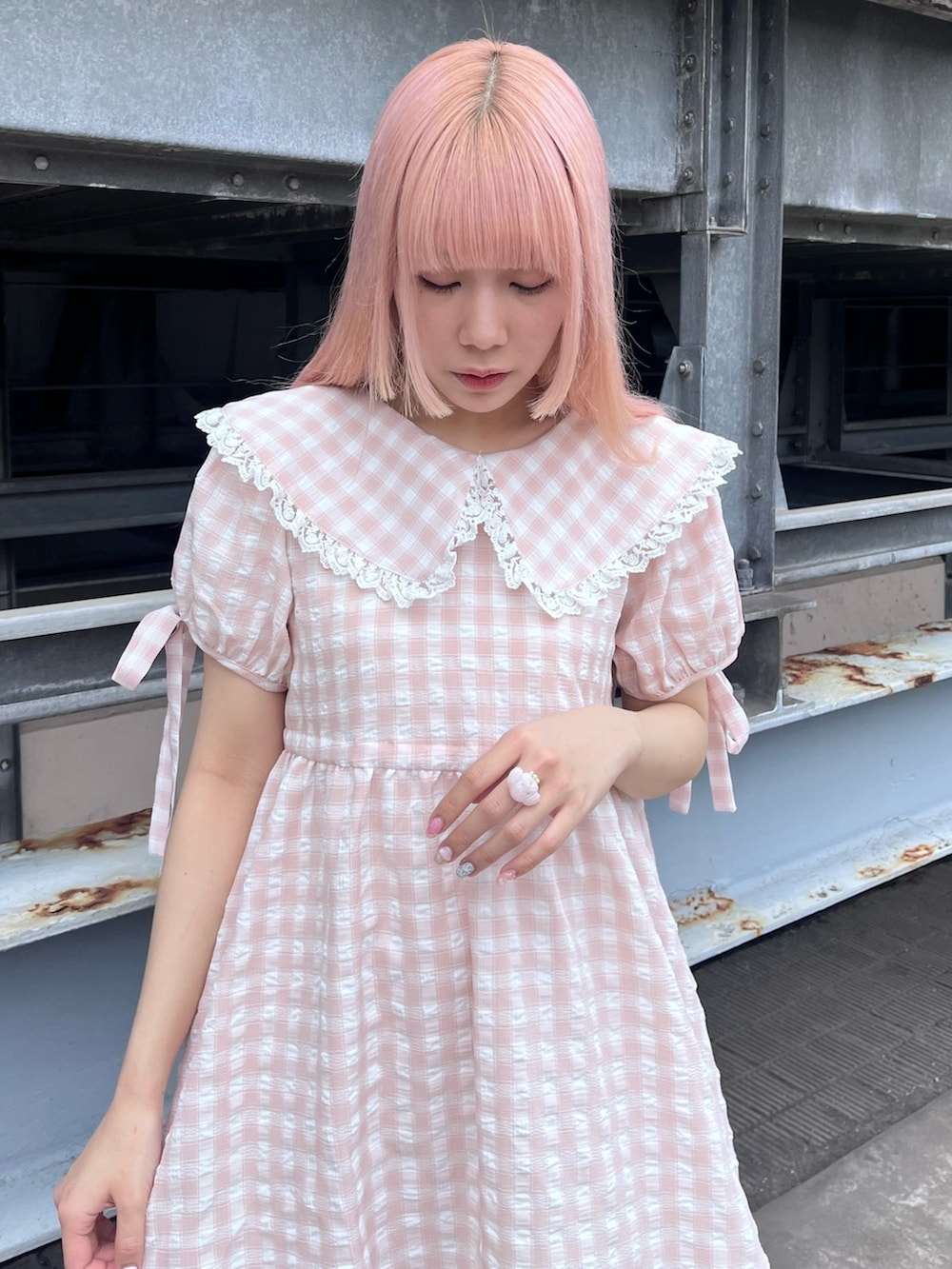 ピンク系のワンピース、ピンク系のスウェットパンツ、ゴールド系のバレエシューズを着用したレディースの春コーディネートの5枚目の写真