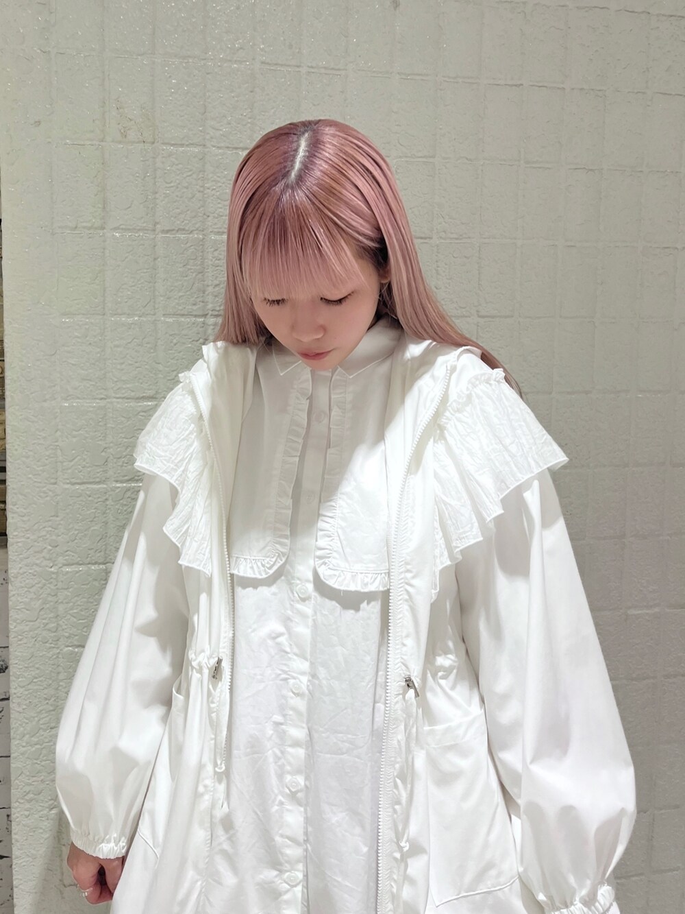 「merry jennyのフリルマウンテンパーカー（マウンテンパーカー、ホワイト系）」を使った、tomomiさん（レディース・163cm）の春コーディネートの3枚目の写真