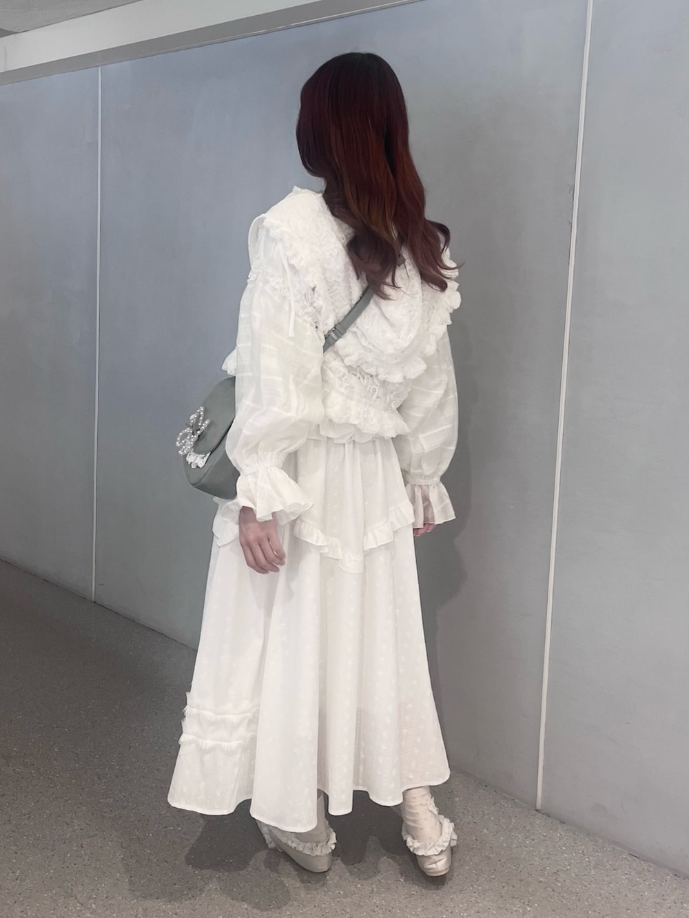 ホワイト系のスカート、ホワイト系のバレエシューズ、ブルー系のショルダーバッグを着用したレディースの春コーディネートの3枚目の写真