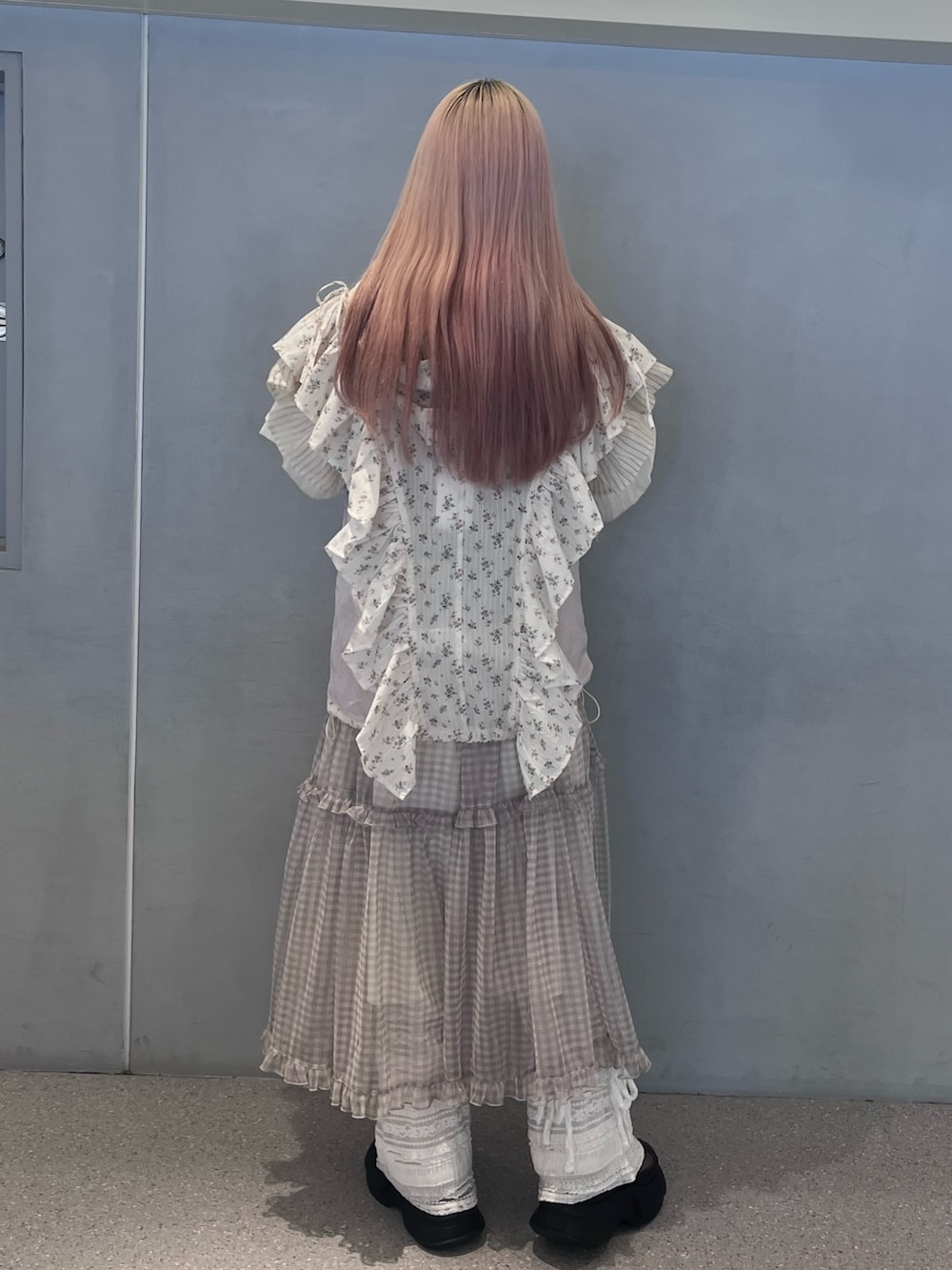 ピンク系のブルゾン、グレー系のワンピース、ホワイト系のその他パンツを着用したレディースの春コーディネートの3枚目の写真