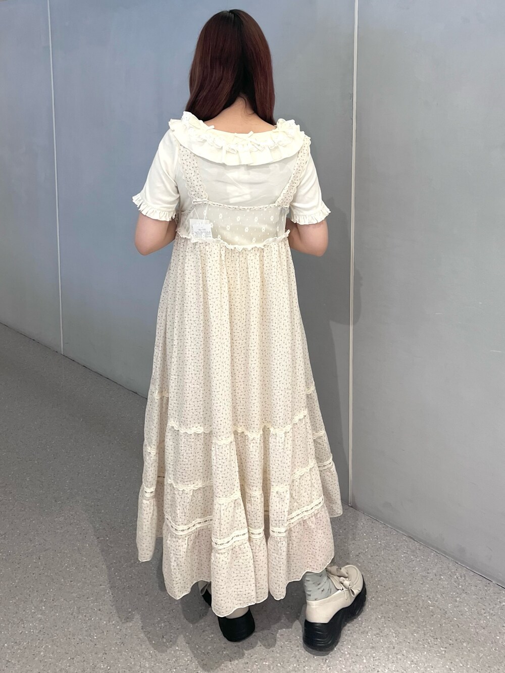 ホワイト系のワンピース、ホワイト系のTシャツ/カットソー、ホワイト系のスニーカーを着用したレディースの春コーディネートの4枚目の写真
