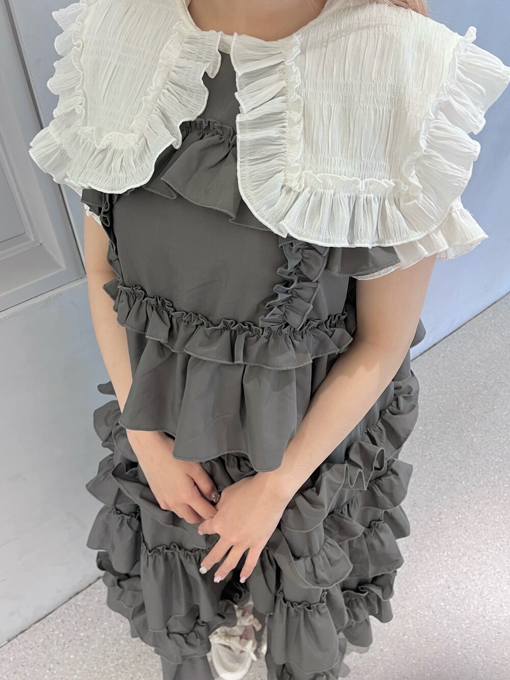 グレー系のワンピース、ホワイト系のシャツ/ブラウス、ホワイト系のサンダルを着用したレディースの夏コーディネートの6枚目の写真