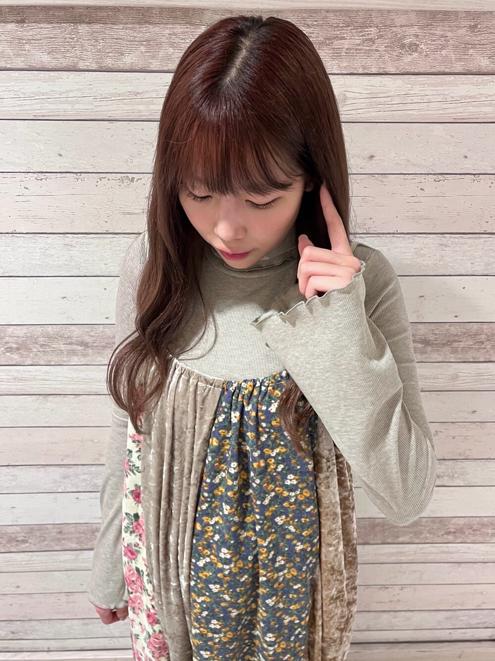 ピンク系のワンピース、ベージュ系のローファー、ブラウン系のニット/セーターを着用したレディースの秋コーディネートの5枚目の写真