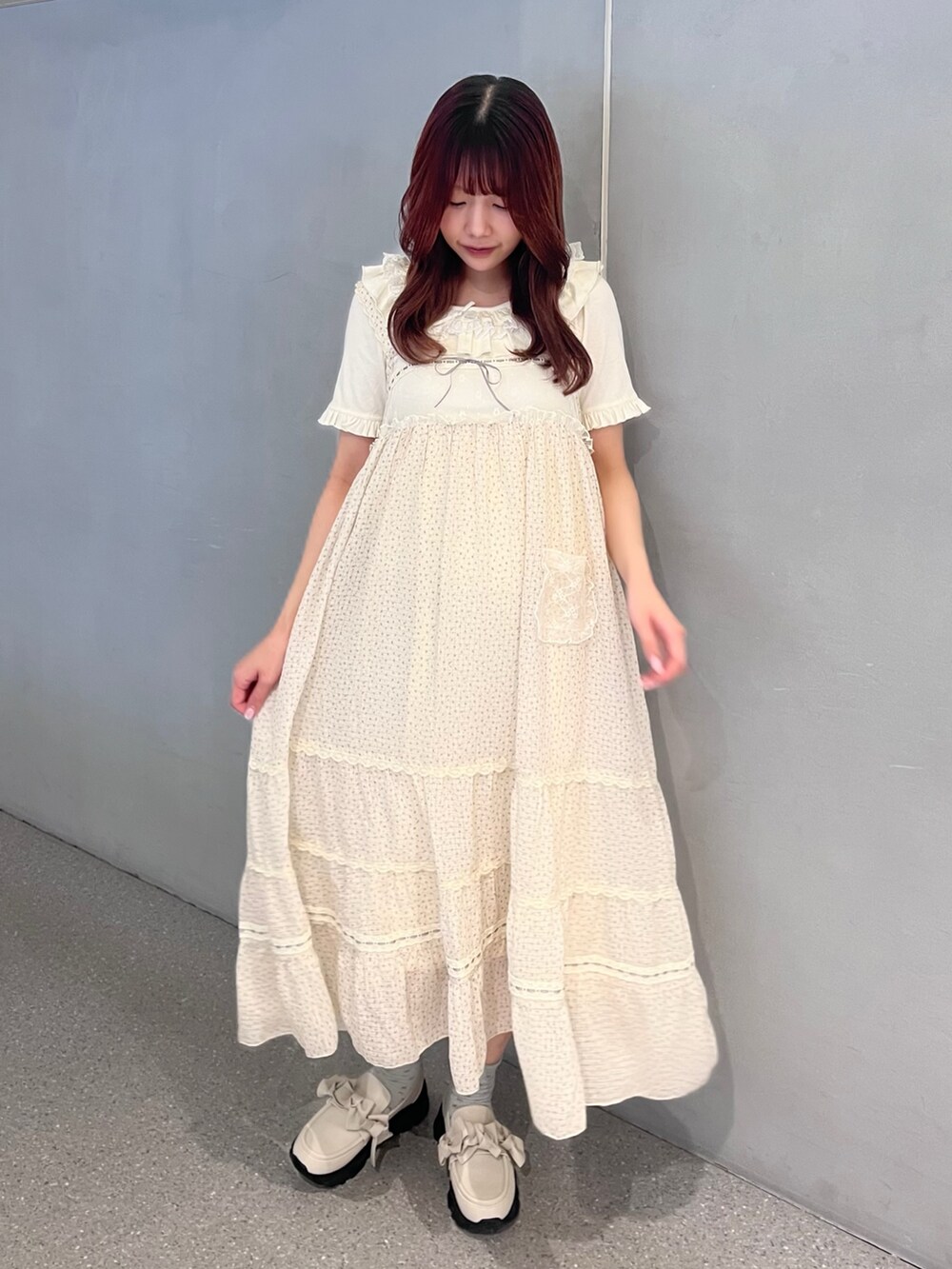 ホワイト系のワンピース、ホワイト系のTシャツ/カットソー、ホワイト系のスニーカーを着用したレディースの春コーディネートの2枚目の写真