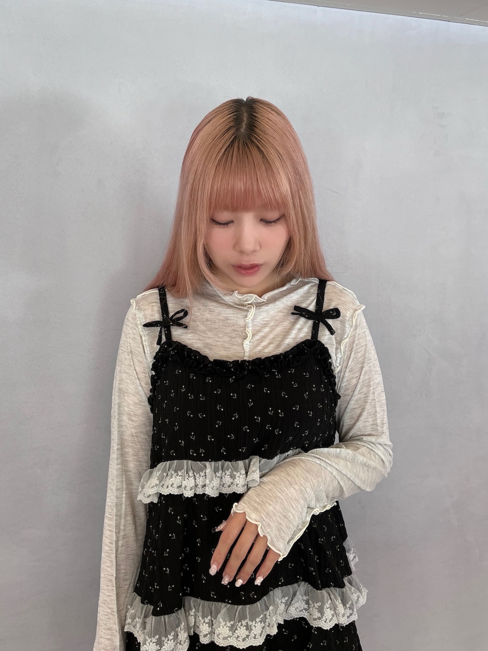 ブラック系のチュニック、グレー系のTシャツ/カットソー、グレー系のスウェットパンツを着用したレディースの夏コーディネートの5枚目の写真