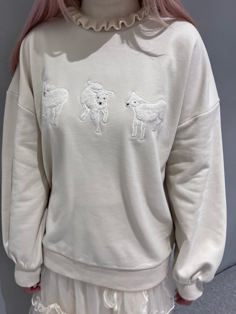 ピンク系のブルゾン、ベージュ系のスウェット、ホワイト系のニット/セーターを着用したレディースの冬コーディネートの5枚目の写真