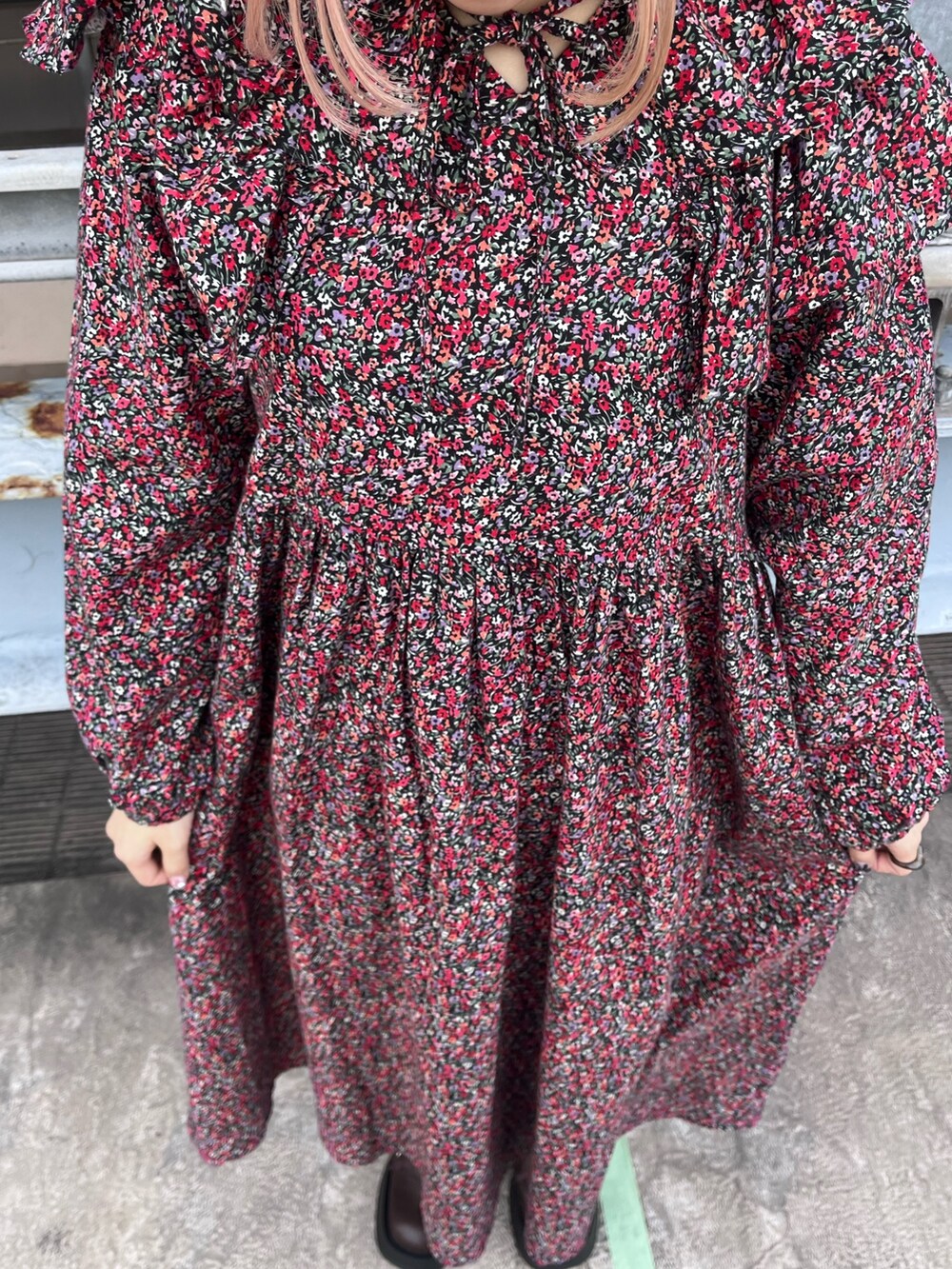 ブラック系のカーディガン/ボレロ、ピンク系のワンピース、ブラウン系のブーツを着用したレディースの秋コーディネートの8枚目の写真