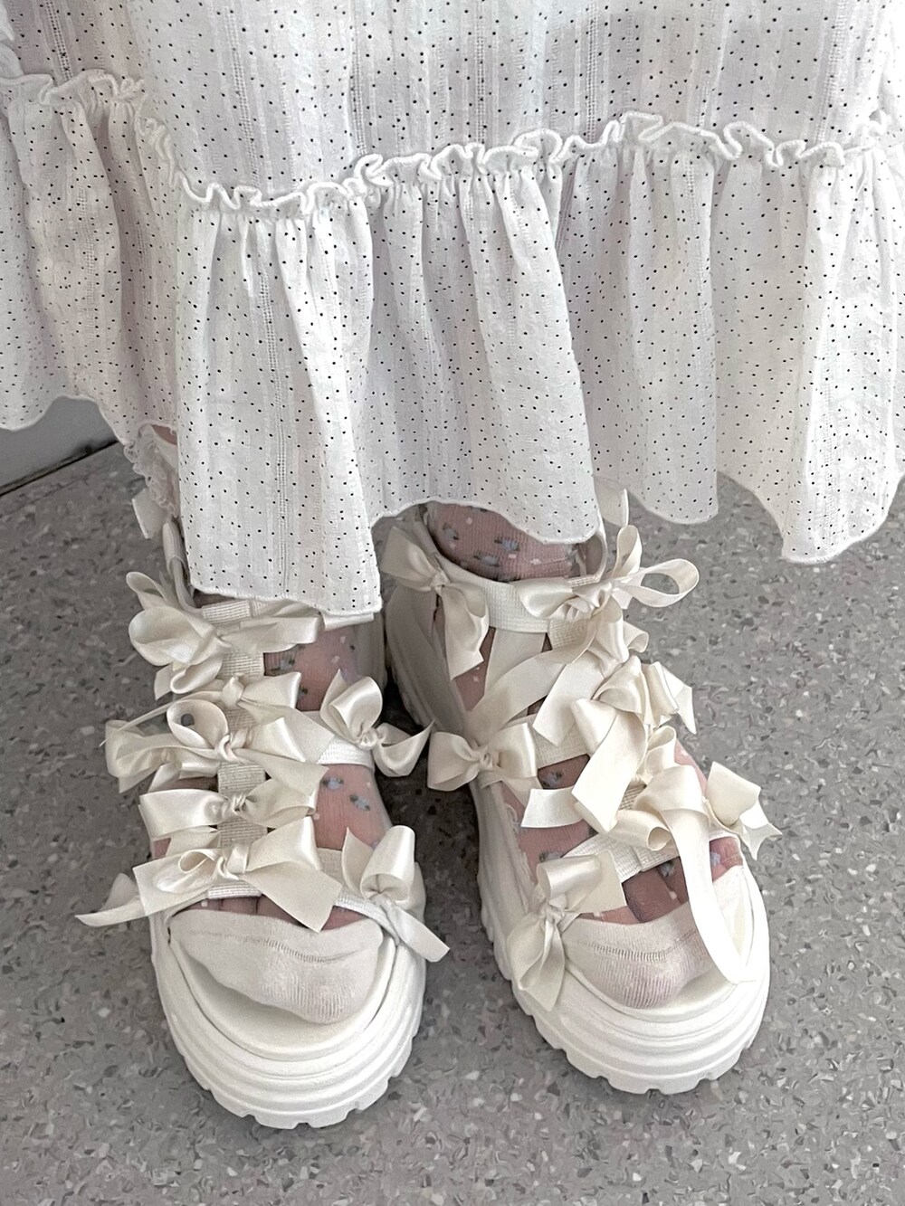 ホワイト系のワンピース、グレー系のTシャツ/カットソー、ホワイト系のサンダルを着用したレディースの夏コーディネートの8枚目の写真