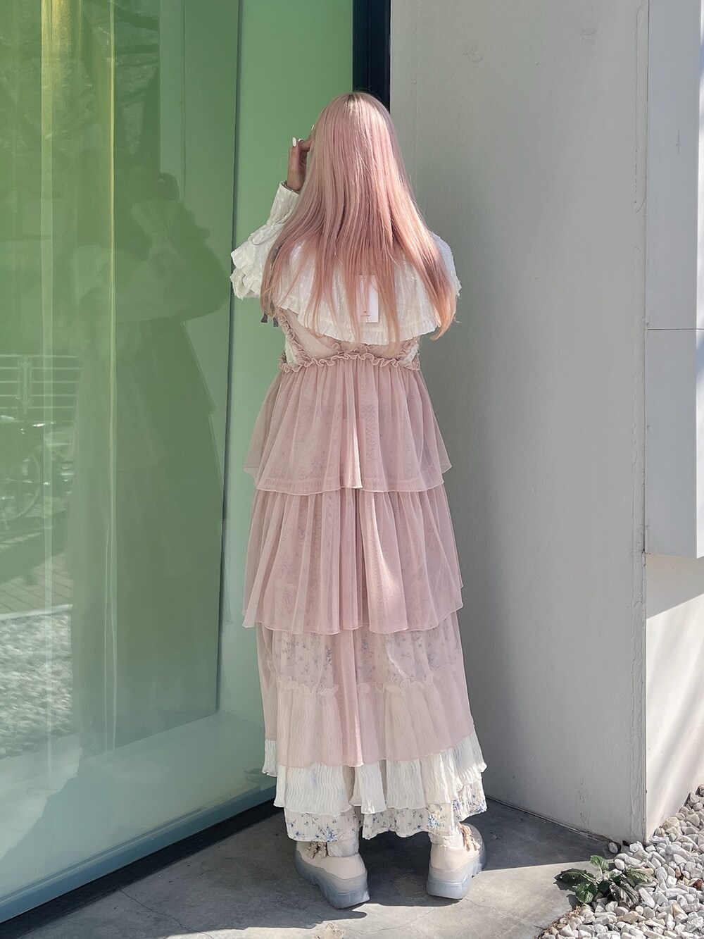 ホワイト系のシャツ/ブラウス、ピンク系のワンピース、ブルー系のスカートを着用したレディースの冬コーディネートの3枚目の写真