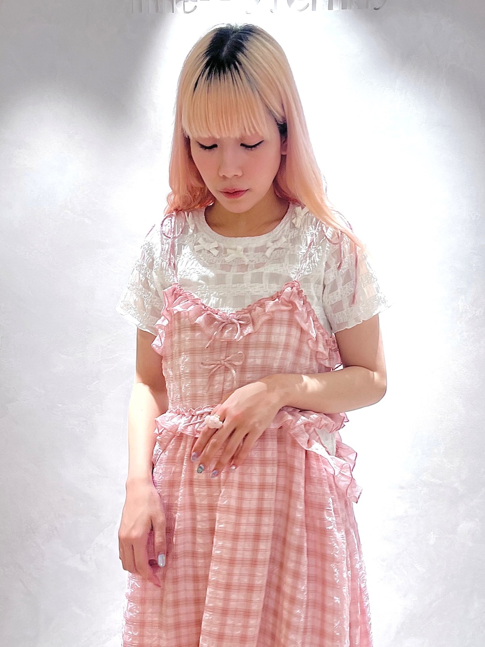 ホワイト系のTシャツ/カットソー、ピンク系のワンピース、ピンク系のサンダルを着用したレディースの夏コーディネートの4枚目の写真