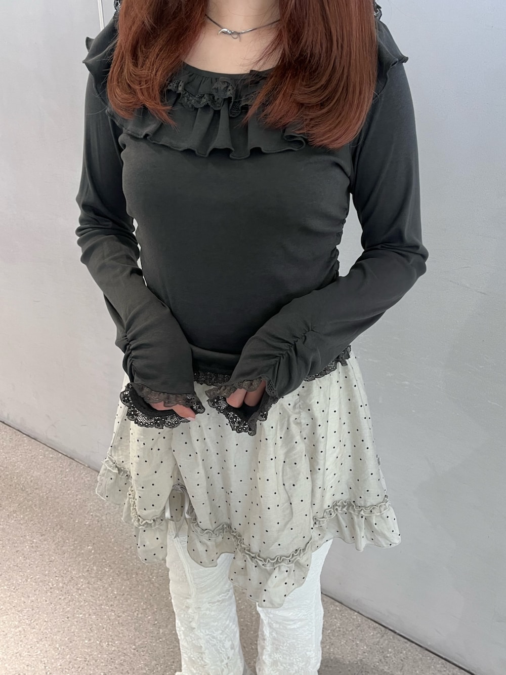 グレー系のTシャツ/カットソー、グレー系のスカート、ホワイト系のその他パンツを着用したレディースの冬コーディネートの7枚目の写真