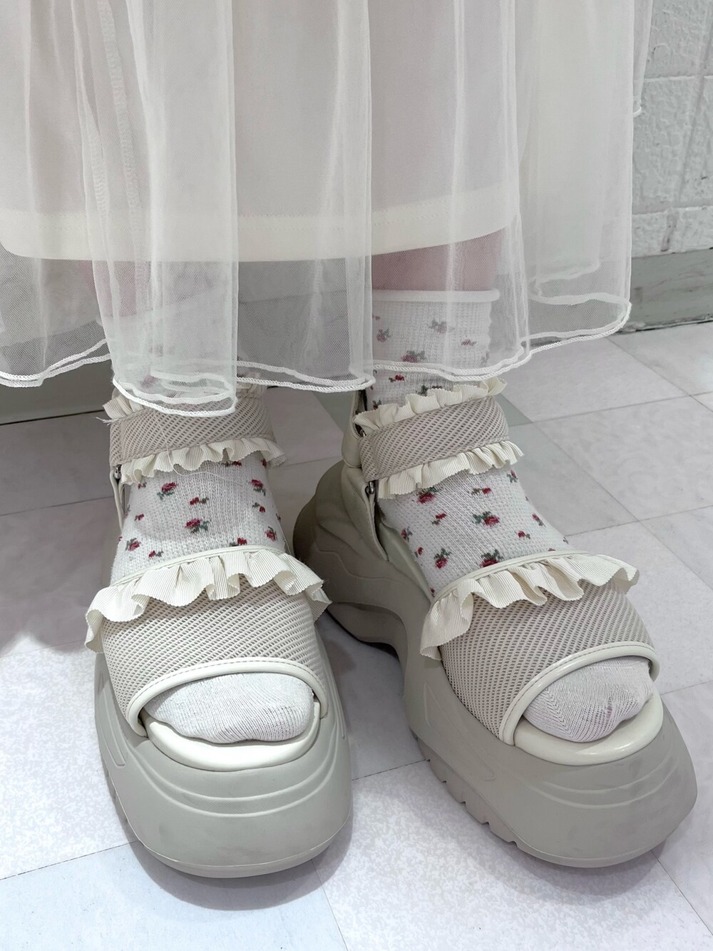 ホワイト系のTシャツ/カットソー、ホワイト系のスカート、ホワイト系のトートバッグを着用したレディースの夏コーディネートの7枚目の写真