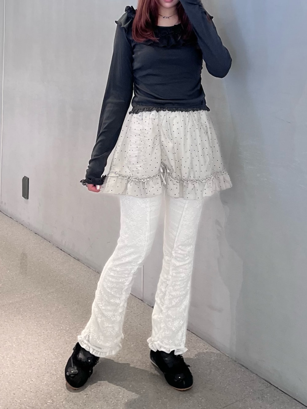 グレー系のTシャツ/カットソー、グレー系のスカート、ホワイト系のその他パンツを着用したレディースの冬コーディネートの2枚目の写真