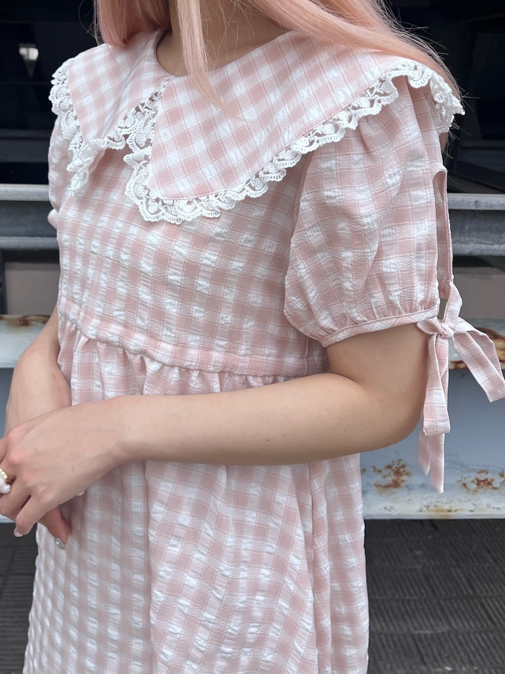 ピンク系のワンピース、ピンク系のスウェットパンツ、ゴールド系のバレエシューズを着用したレディースの春コーディネートの8枚目の写真