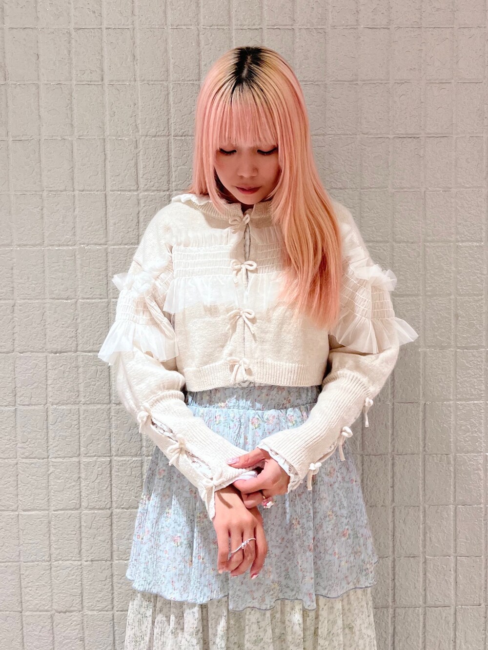 ブルー系のスカート、ホワイト系のカーディガン/ボレロ、ホワイト系のTシャツ/カットソーを着用したレディースの秋コーディネートの6枚目の写真