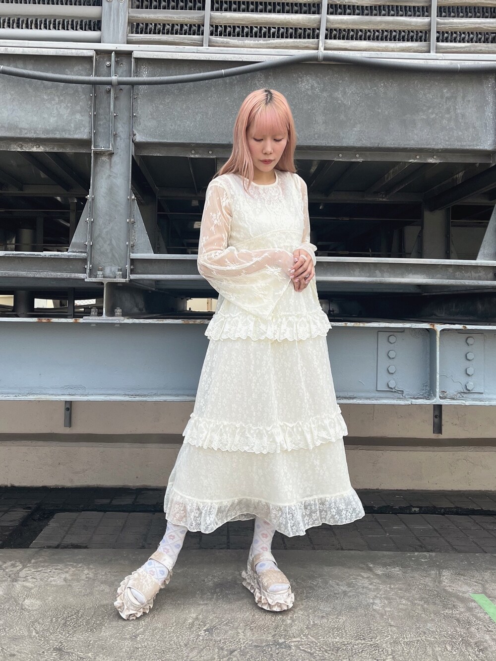ホワイト系のワンピース、ホワイト系のサンダルを着用したレディースの夏コーディネートの2枚目の写真