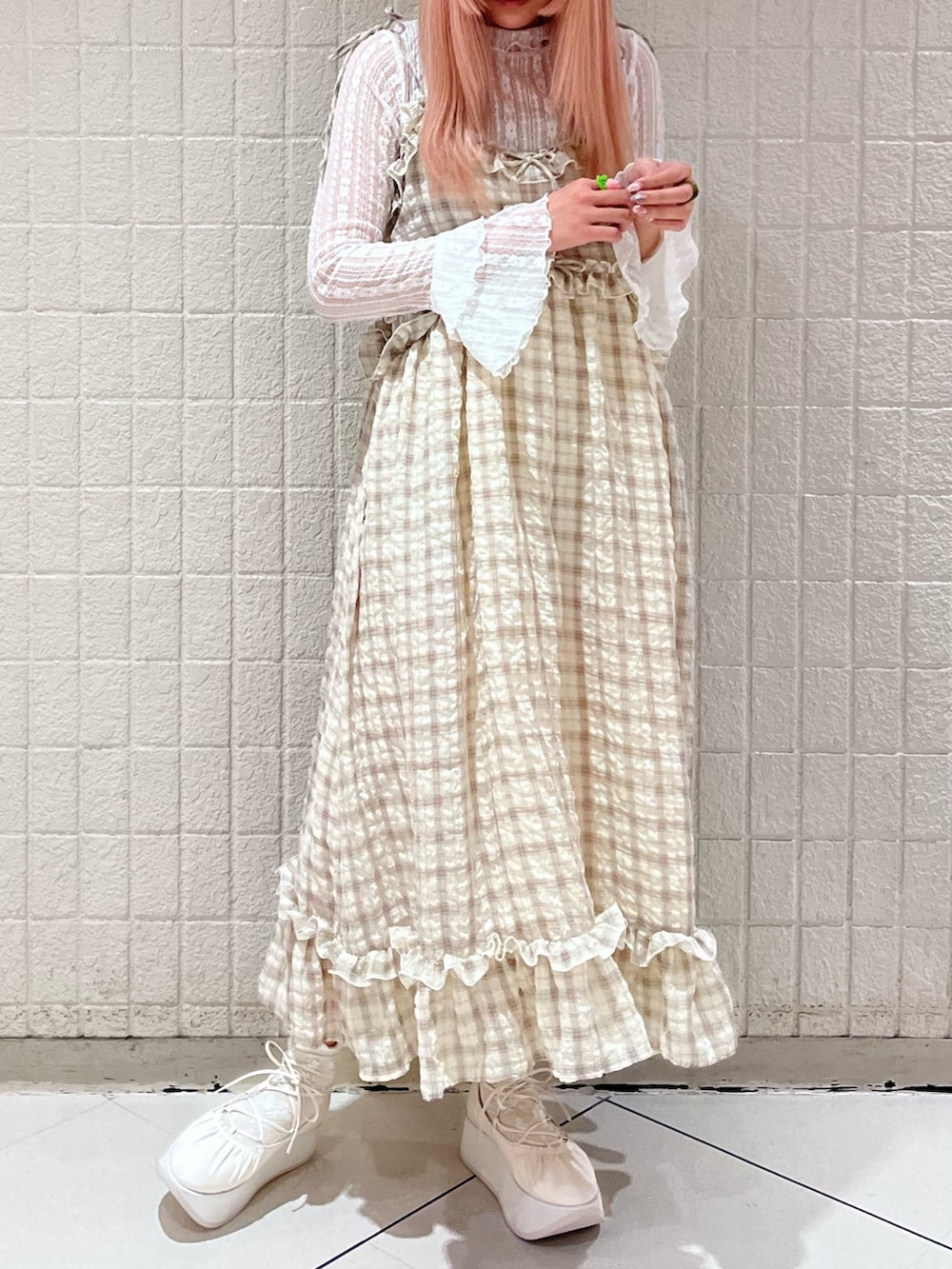 ベージュ系のワンピース、ホワイト系のTシャツ/カットソー、ホワイト系のバレエシューズを着用したレディースの春コーディネートの3枚目の写真