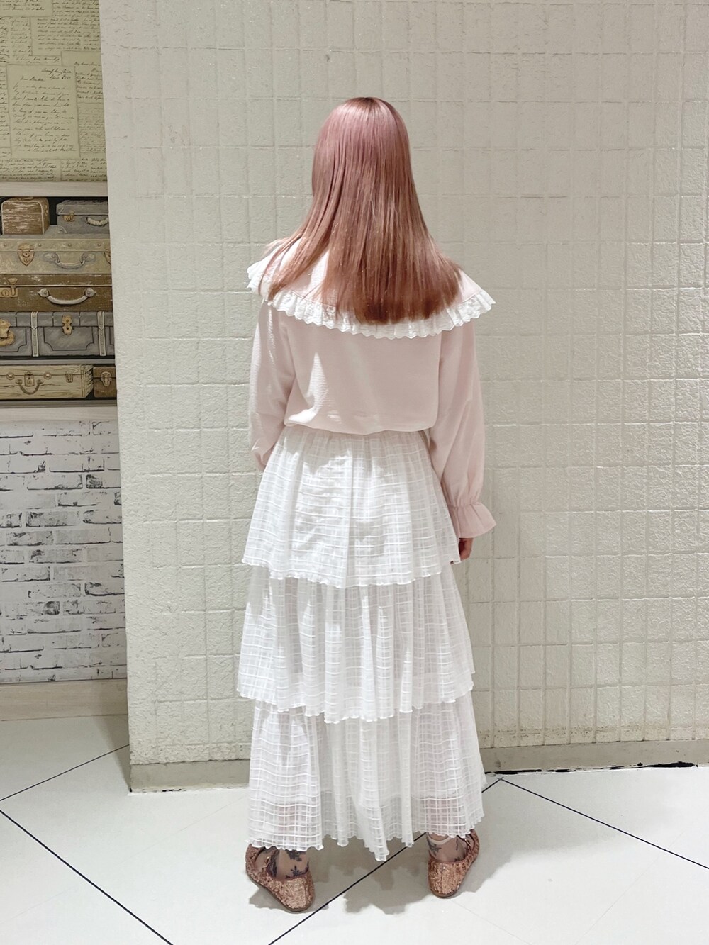 ピンク系のシャツ/ブラウス、ホワイト系のスカート、ピンク系のパンプスを着用したレディースの春コーディネートの3枚目の写真