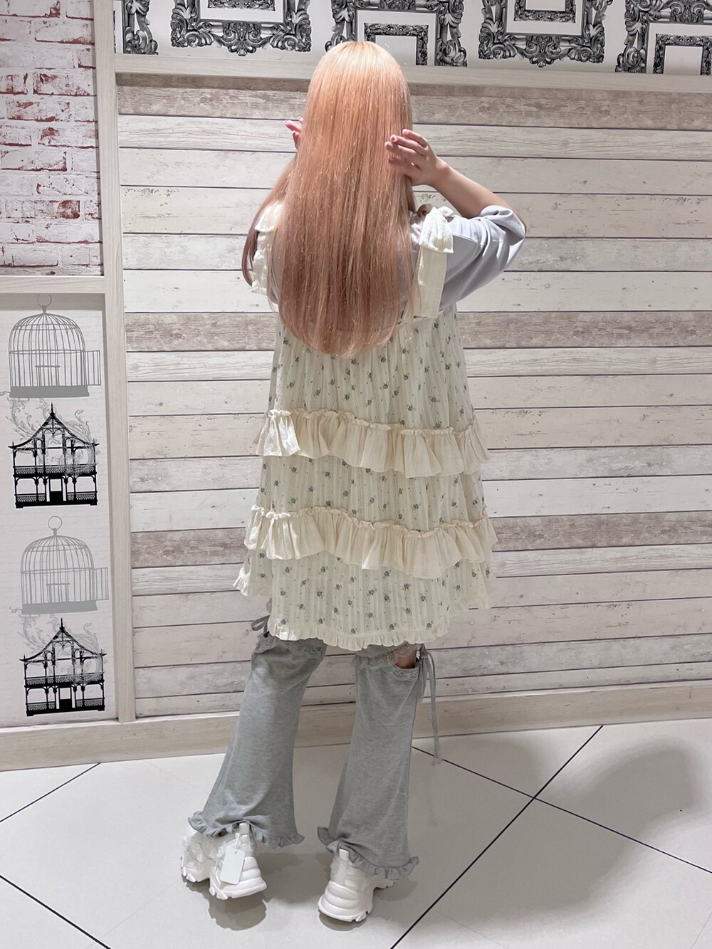 パープル系のTシャツ/カットソー、ブルー系のワンピース、グレー系のスウェットパンツを着用したレディースの春コーディネートの3枚目の写真