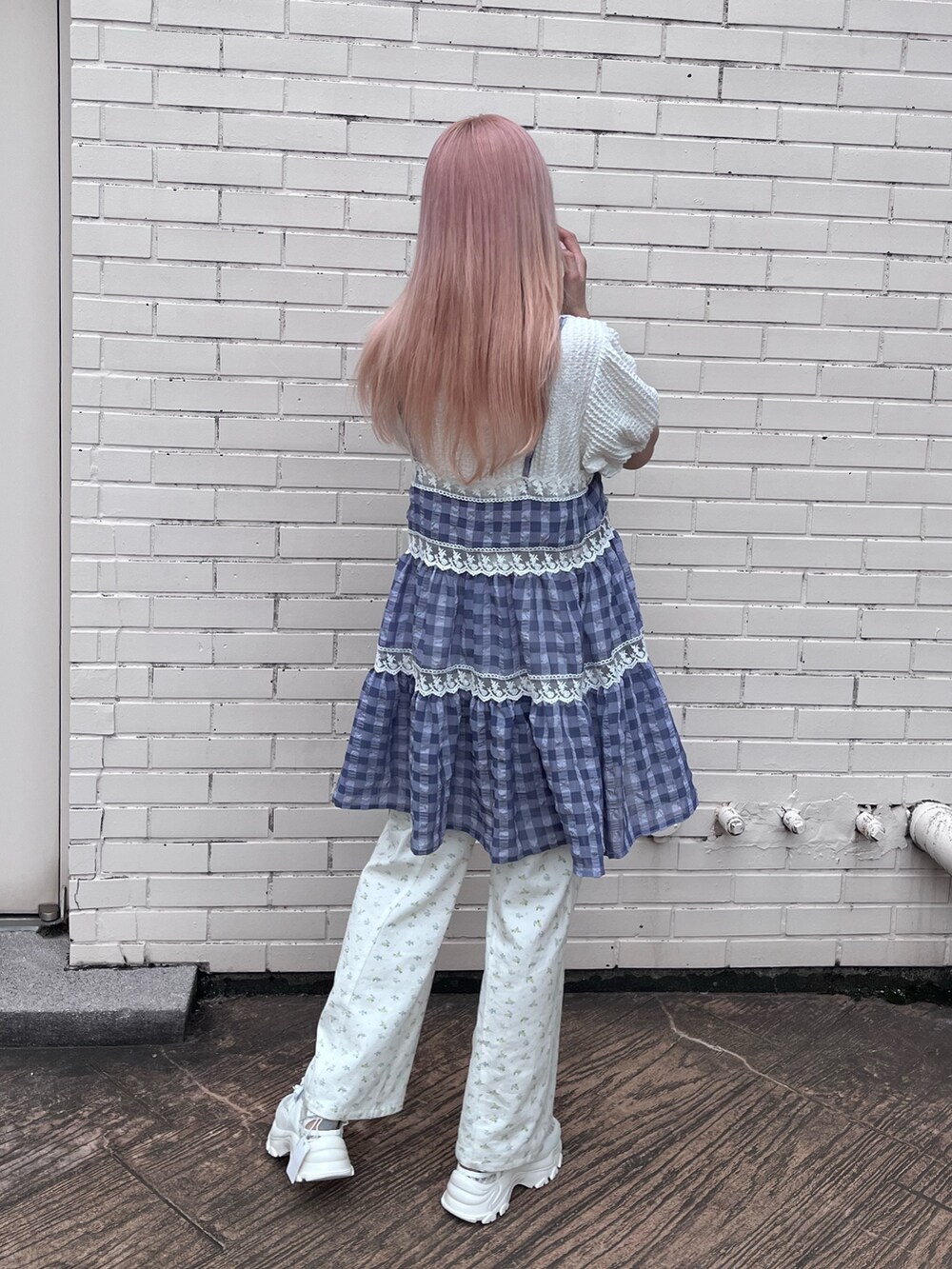 ホワイト系のシャツ/ブラウス、ブルー系のキャミソール、ホワイト系のカーゴパンツを着用したレディースの春コーディネートの3枚目の写真