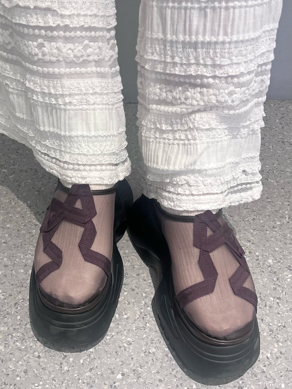 ピンク系のジャージ、ホワイト系のキャミソール、ピンク系のトートバッグを着用したレディースの春コーディネートの9枚目の写真