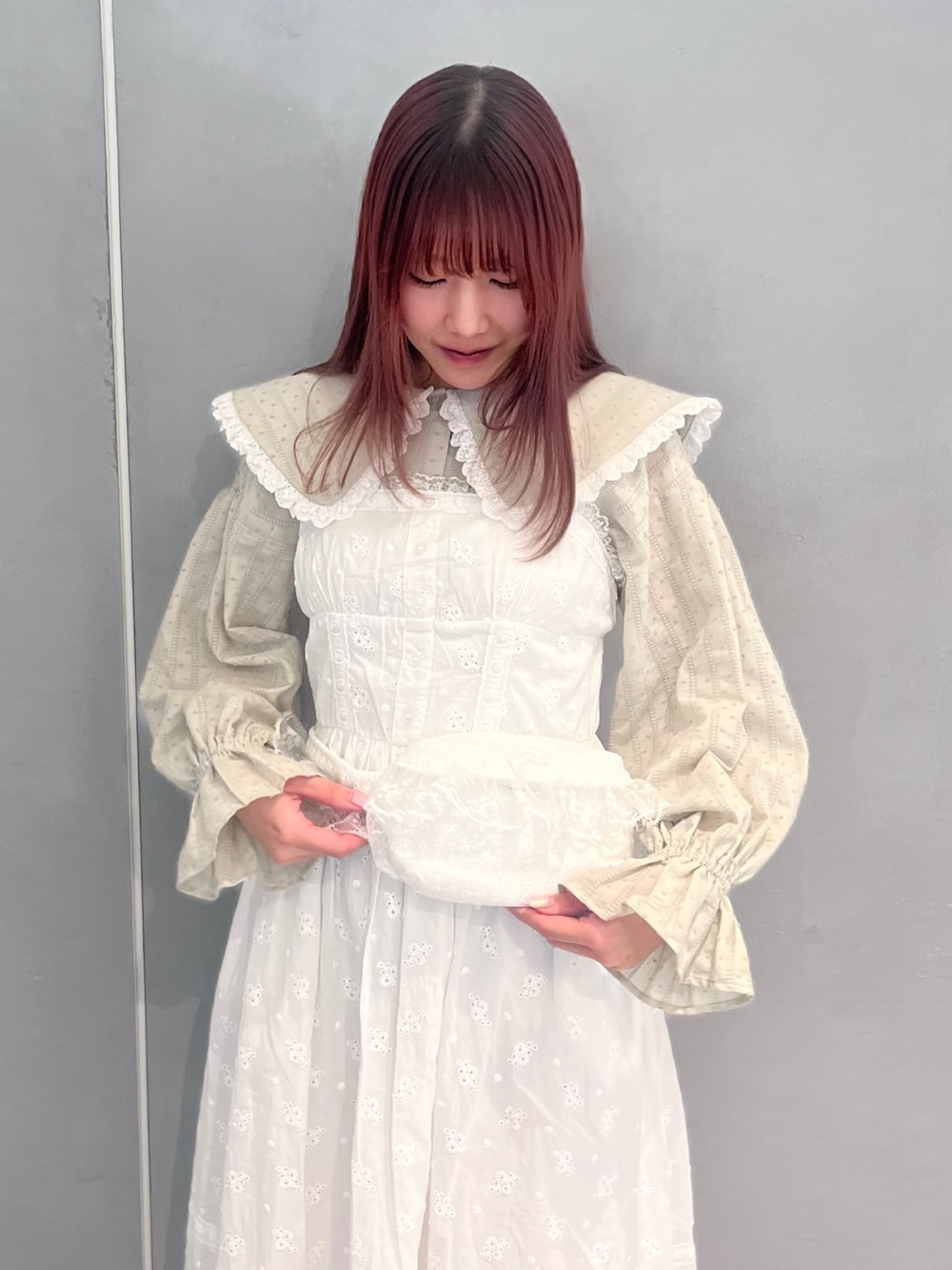 ホワイト系のワンピース、グリーン系のシャツ/ブラウス、ホワイト系のスニーカーを着用したレディースの春コーディネートの4枚目の写真