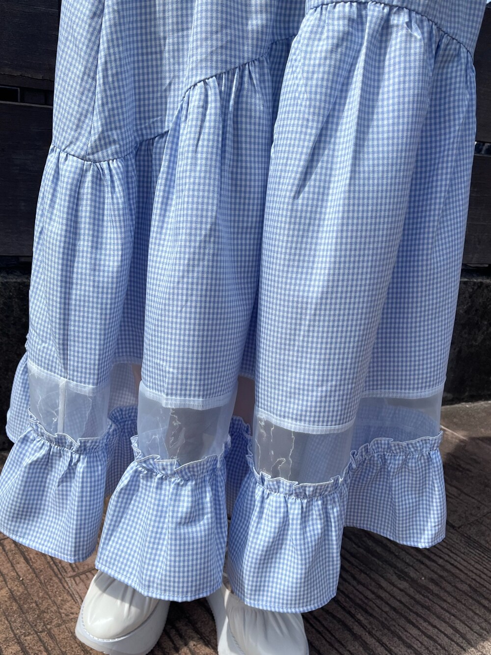 ピンク系のスウェット、ブルー系のスカート、ホワイト系のバレエシューズを着用したレディースの春コーディネートの8枚目の写真