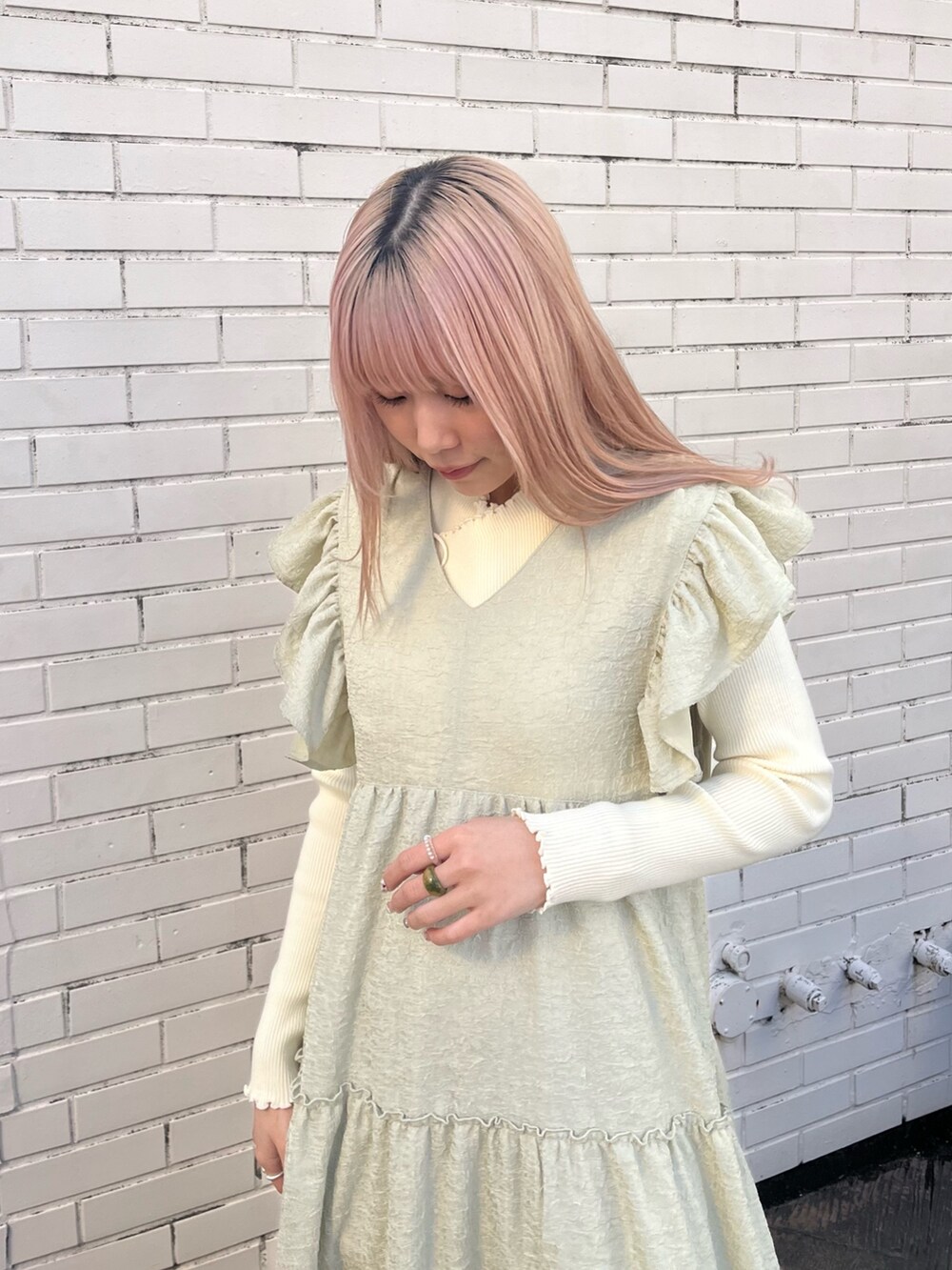 ベージュ系のブーツ、グリーン系のワンピース、ホワイト系のニット/セーターを着用したレディースの冬コーディネートの5枚目の写真