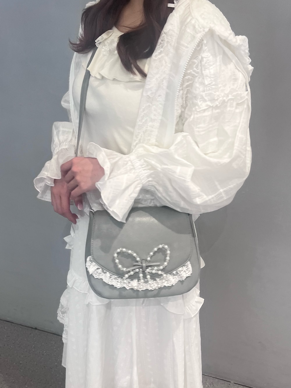 ホワイト系のスカート、ホワイト系のバレエシューズ、ブルー系のショルダーバッグを着用したレディースの春コーディネートの7枚目の写真