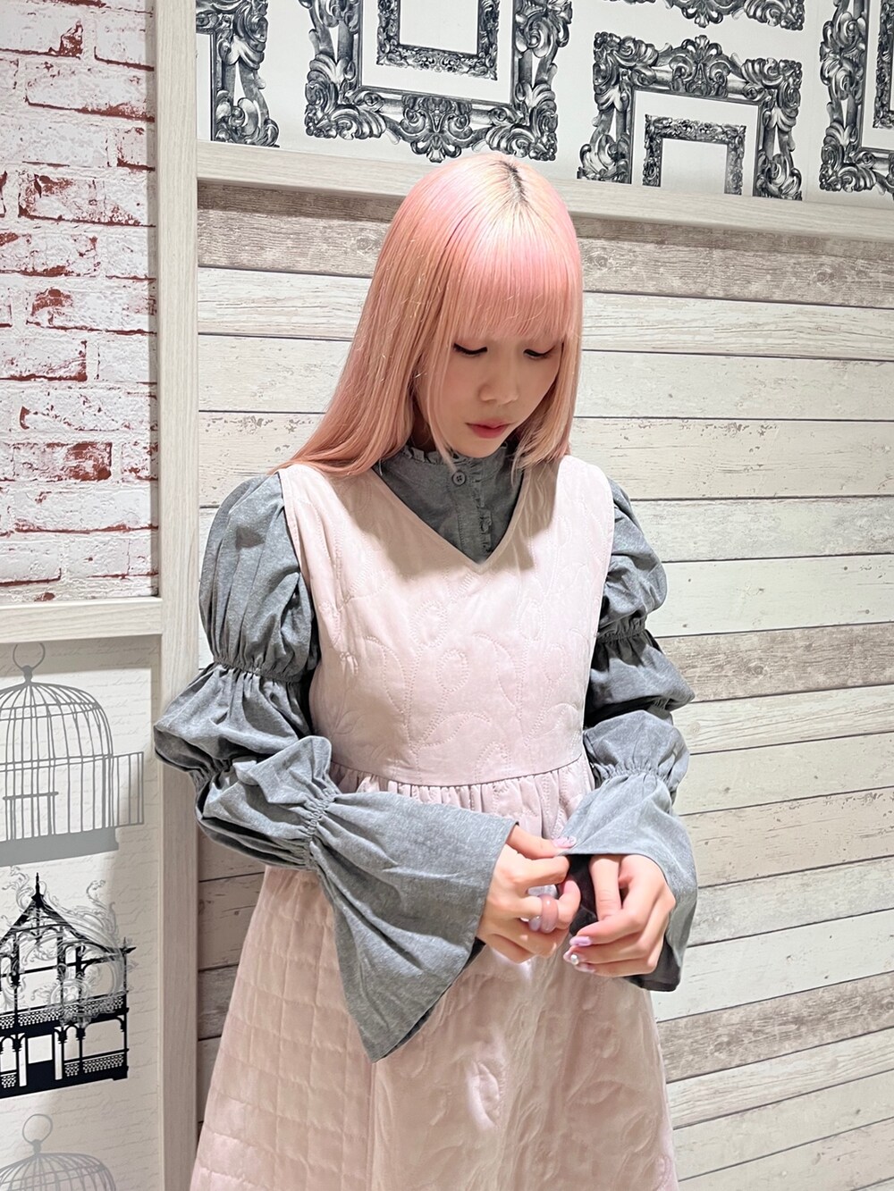 グレー系のシャツ/ブラウス、ピンク系のワンピース、ブラウン系のパンプスを着用したレディースの秋コーディネートの4枚目の写真